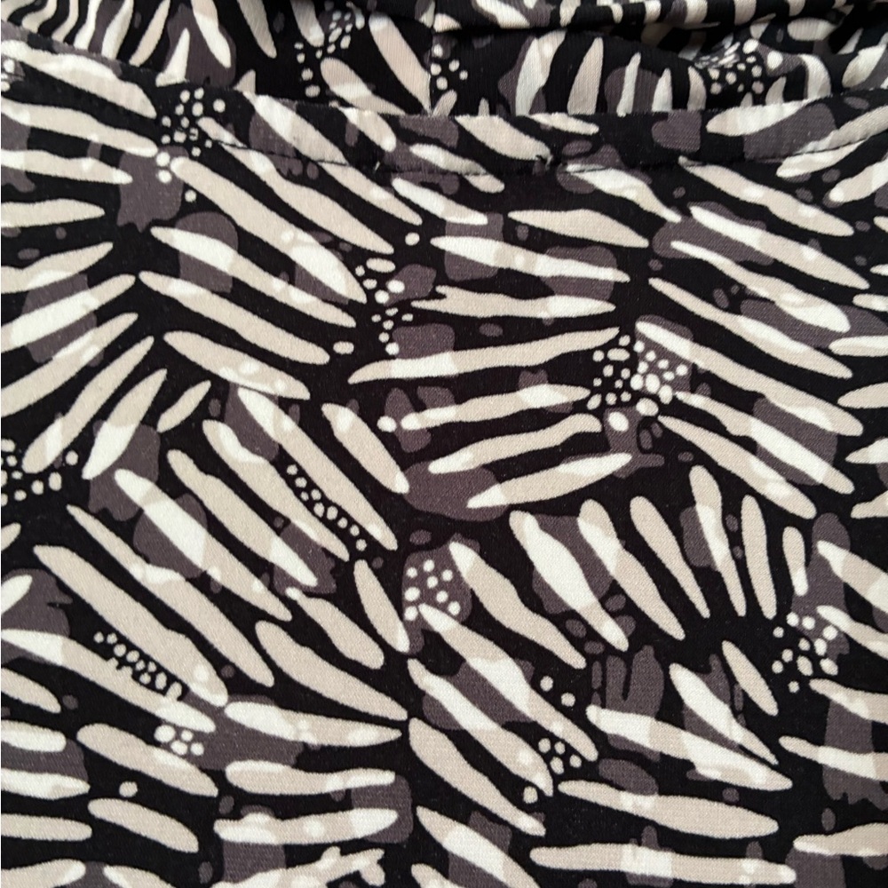 Anne Klein Monochrome Patterned Top - Picture 3 of 6